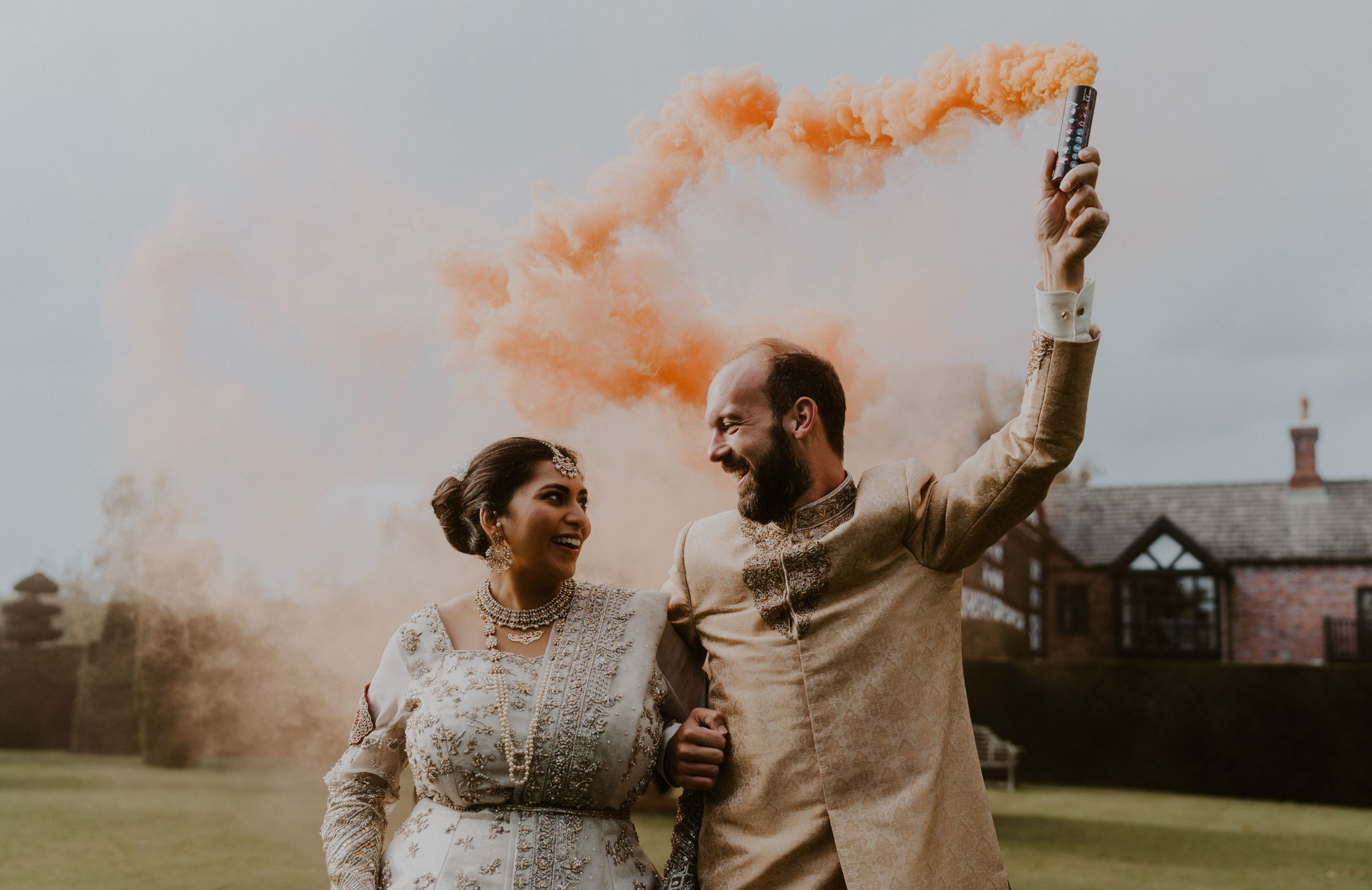 smoke bomb couple shoot wedding photography