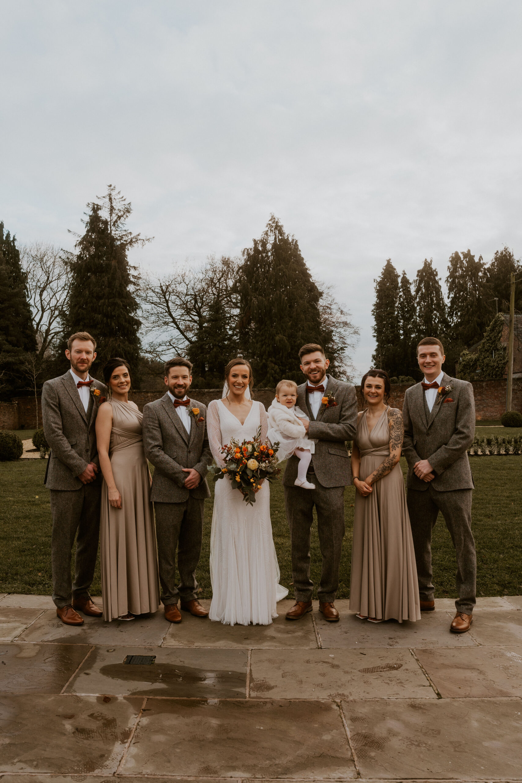 relaxed wedding photographer at foxtail barn group photos