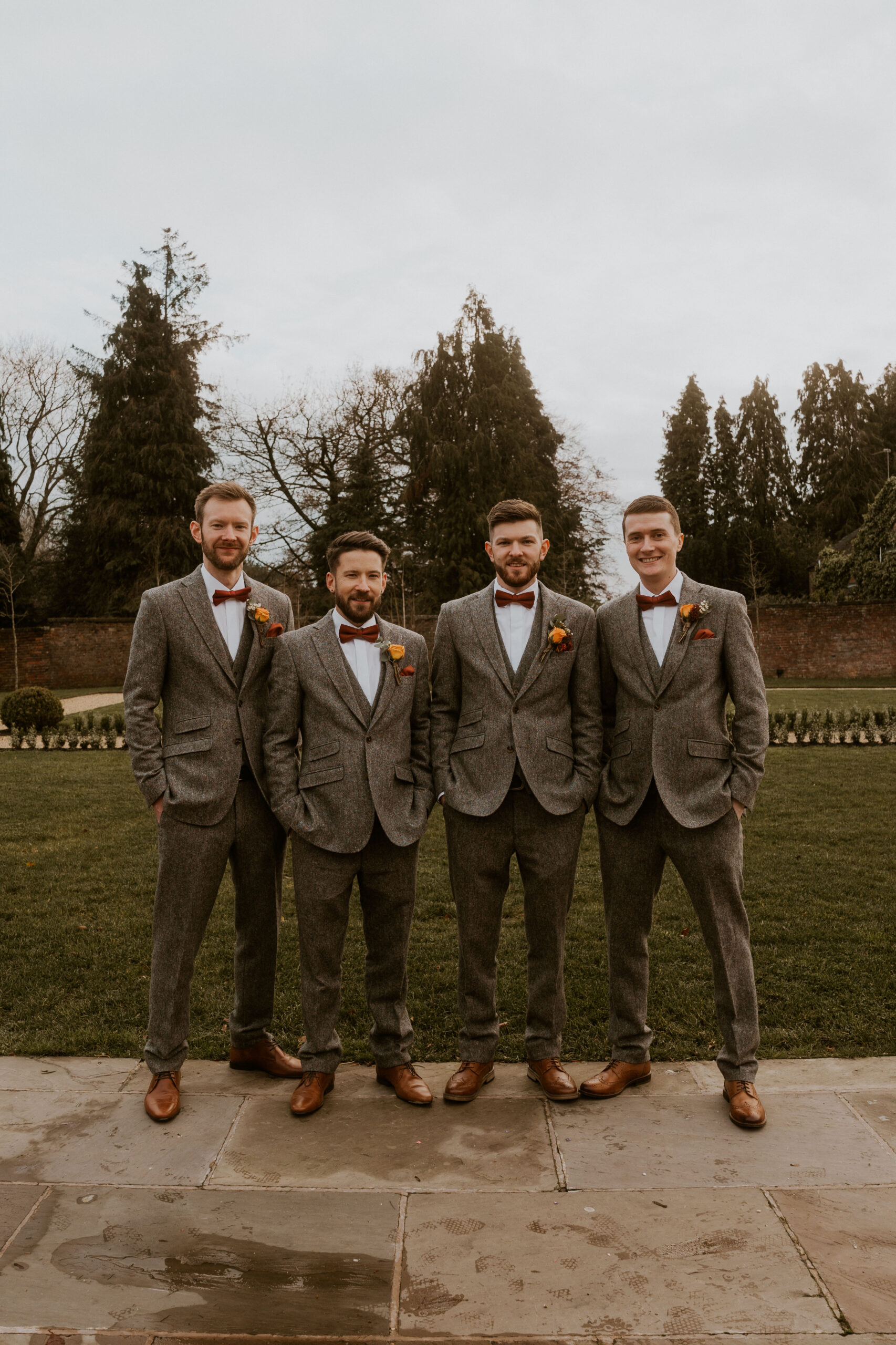 relaxed wedding photographer at foxtail barn group photos